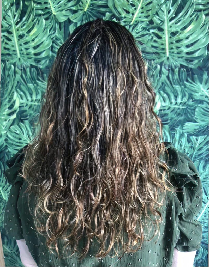 Cabelo depois: ondas longas com movimento e brilho.